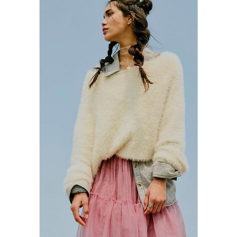 Free People oversized One Crilla Pullover Size XS soft Furry Fuzzy beige top